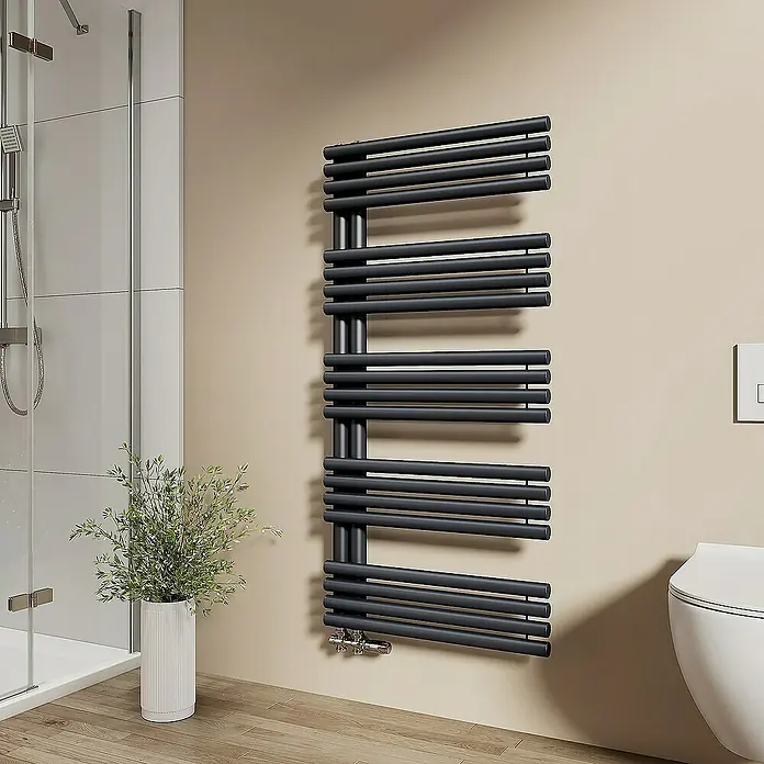 Emke Badheizkörper Rundrohr Handtuchwärmer Warmix - B x H: 60 x 126 cm, Anthrazit - Ein moderner, schwarzer Handtuchwärmer im Badezimmer, der Handtücher stilvoll wärmt und gleichzeitig als dekoratives Element dient.