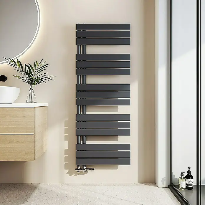 Emke Badheizkörper Flachrohr Handtuchwärmer Heatra - B x H: 50 x 132 cm, Anthrazit - Ein moderner, grauer Handtuchwärmer ist an der Badezimmerwand befestigt und sorgt für warme Handtücher nach dem Duschen.