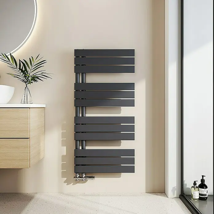 Emke Badheizkörper Flachrohr Handtuchwärmer Heatra - B x H: 50 x 104 cm, Anthrazit - Ein moderner, anthrazitfarbener Handtuchwärmer mit horizontalen Sprossen hängt an einer hellen Badezimmerwand und sorgt für warme Handtücher.