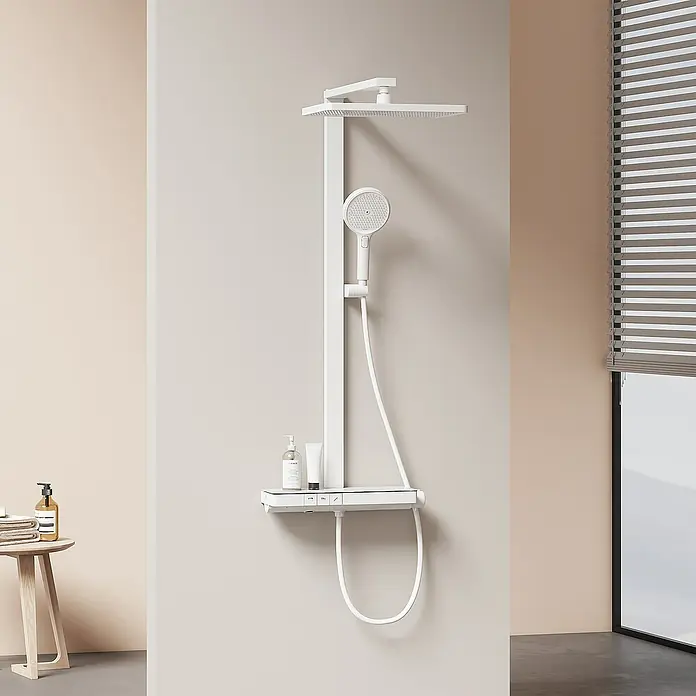 Emke Duschsystem F11X1 - Mit Thermostatarmatur, Lochabstand: 105 cm, Anzahl Strahlarten: 4 Stk., Weiß - Das Bild zeigt eine moderne, weiße Duscharmatur mit Regen- und Handbrause. Inklusive Ablage für Duschutensilien, ideal für ein stilvolles Badezimmer.