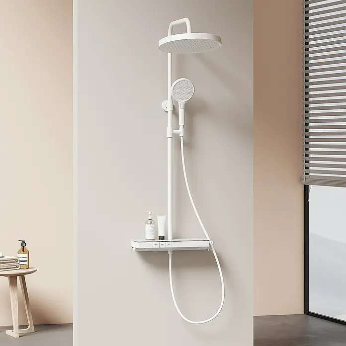 Emke Duschsystem F22 - Mit Thermostatarmatur, Lochabstand: 71,8 cm, Anzahl Strahlarten: 3 Stk., Weiß - Ein weißes Duschsystem mit Kopf- und Handbrause sowie Ablage. Das moderne Design ist ein Blickfang im Badezimmer.