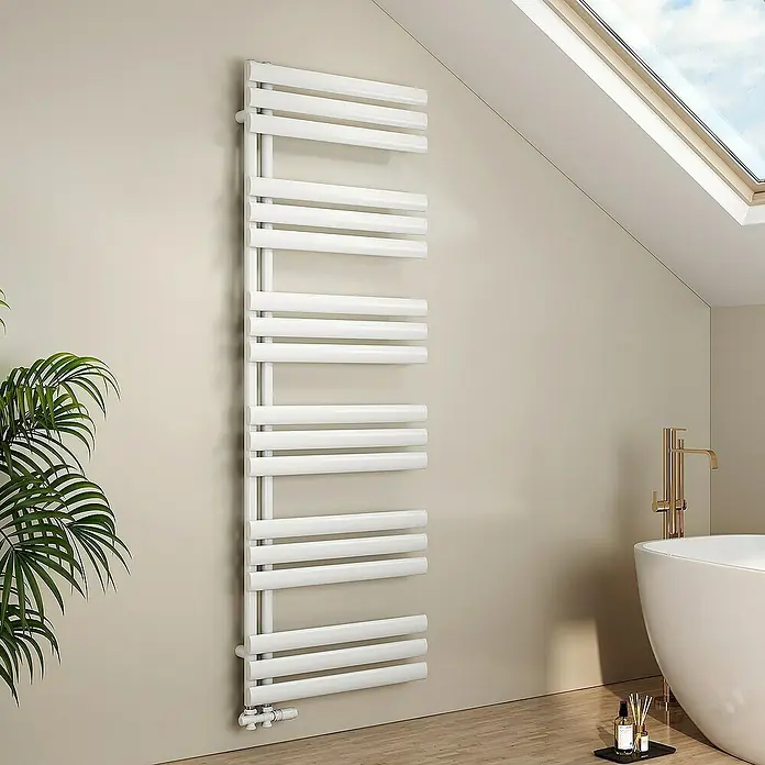 Emke Badheizkörper Elliptische Röhre Ignia SFTR4 - B x H: 60 x 174 cm, Weiß - Weißer Handtuchwärmer an der Wand im Badezimmer mit Badewanne. Der moderne Heizkörper wärmt Handtücher effizient und stilvoll.