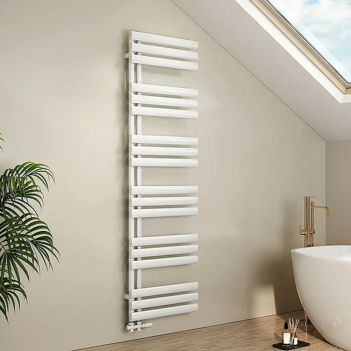 Emke Badheizkörper Elliptische Röhre Ignia SFTR4 - B x H: 50 x 174 cm, Weiß - Elegantes Badezimmer mit einem modernen, weißen Handtuchwärmer, der Funktionalität und Stil vereint.