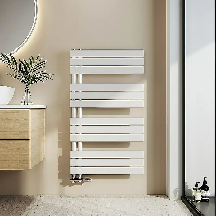 Emke Badheizkörper Flachrohr Handtuchwärmer Heatra - B x H: 60 x 104 cm, Weiß - Ein moderner, weißer Handtuchwärmer hängt an einer beigen Badezimmerwand. Das Heizgerät hat ein minimalistisches Design mit horizontalen Stäben.