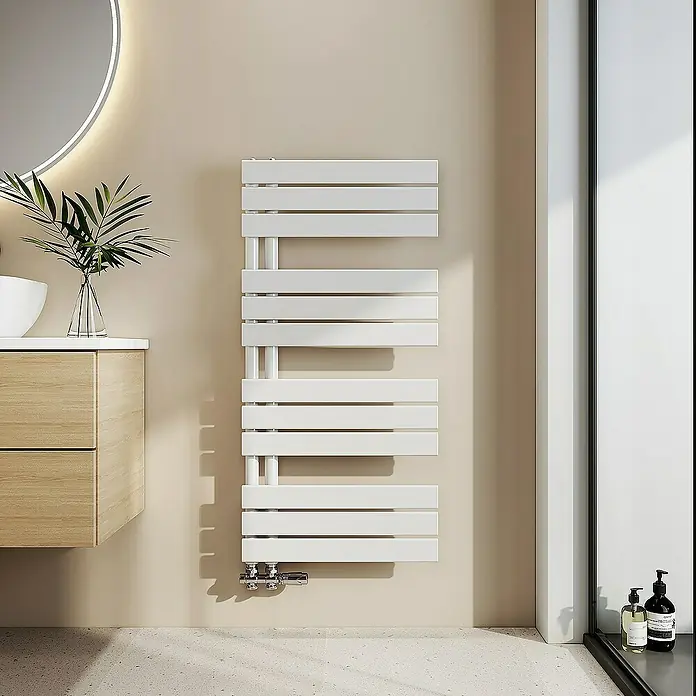 Emke Badheizkörper Flachrohr Handtuchwärmer Heatra - B x H: 50 x 104 cm, Weiß - Weißer, horizontaler Heizkörper mit Handtuchwärmer-Design. Modernes Badezimmer-Interieur mit minimalistischer Ästhetik und funktionalem Heizkörper.