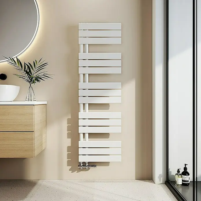 Emke Badheizkörper Flachrohr Handtuchwärmer Heatra - B x H: 40 x 132 cm, Weiß - Elegantes Badezimmer mit einem modernen, weißen Handtuchwärmer an der Wand, der Funktionalität und Design vereint.
