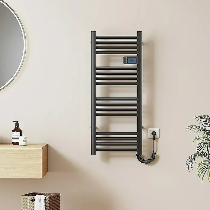 Emke Elektro-Badheizkörper Smart Steuerung Caldo - B x H: 40 x 96 cm - Eleganter, mattschwarzer Handtuchwärmer mit digitaler Steuerung, der an einer beigen Badezimmerwand montiert ist und Komfort und Stil vereint.