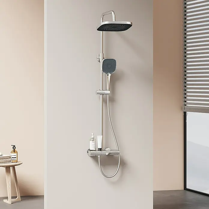 Emke Duschsystem F12 - Mit Thermostatarmatur, Lochabstand: 77,4 cm, Anzahl Strahlarten: 3 Stk., Chrom - Duschsäule mit quadratischem Duschkopf und Handbrause in Chrom-Optik, ideal für ein modernes Badezimmerdesign. Inklusive Ablage für Duschutensilien.