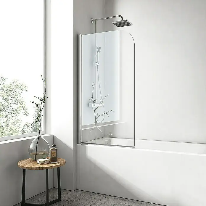 Emke Badewannenaufsatz FASS - B x H: 70 x 140 cm, 1 Stk., Chrom - Duschabtrennung aus Glas mit abgerundeter Ecke und Armatur im modernen Badezimmer.