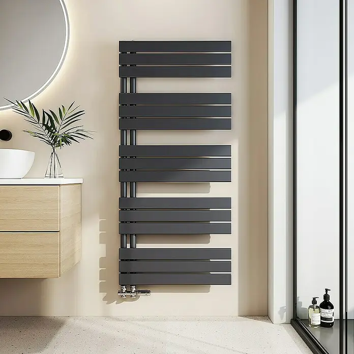 Emke Badheizkörper Flachrohr Handtuchwärmer Heatra - B x H: 60 x 132 cm, Anthrazit - Handtuchwärmer in stilvollem Grau, modernes Design für Ihr Badezimmer. Praktisch und ästhetisch.