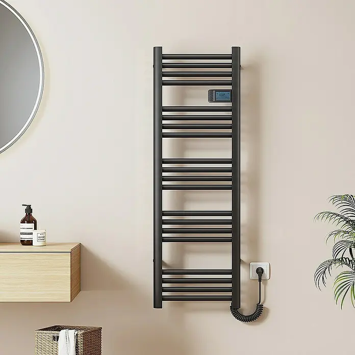 Emke Elektro-Badheizkörper Smart Steuerung Caldo - B x H: 40 x 120 cm - Nahaufnahme eines modernen, beheizbaren Handtuchhalters in einem Badezimmer, der Funktionalität und Stil vereint.