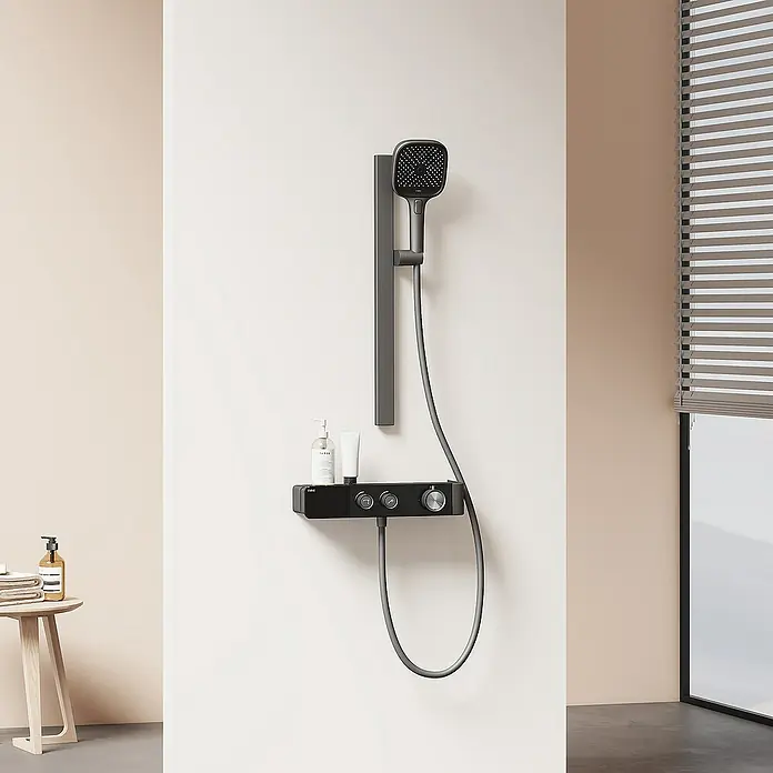 Emke Duschsystem F26 - Mit Thermostatarmatur, Lochabstand: 57,6 cm, Anzahl Strahlarten: 3 Stk., Anthrazit - Schwarze Duscharmatur mit rechteckigem Duschkopf und Ablage für Pflegeprodukte an einer hellen Wand.