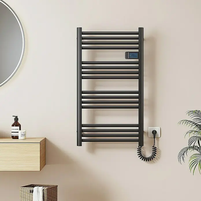 Emke Elektro-Badheizkörper Smart Steuerung Caldo - B x H: 54 x 96 cm - Ein stilvoller, schwarzer Handtuchwärmer mit digitaler Steuerung, der an einer Wand im Badezimmer hängt. Er sorgt für warme Handtücher nach dem Duschen.