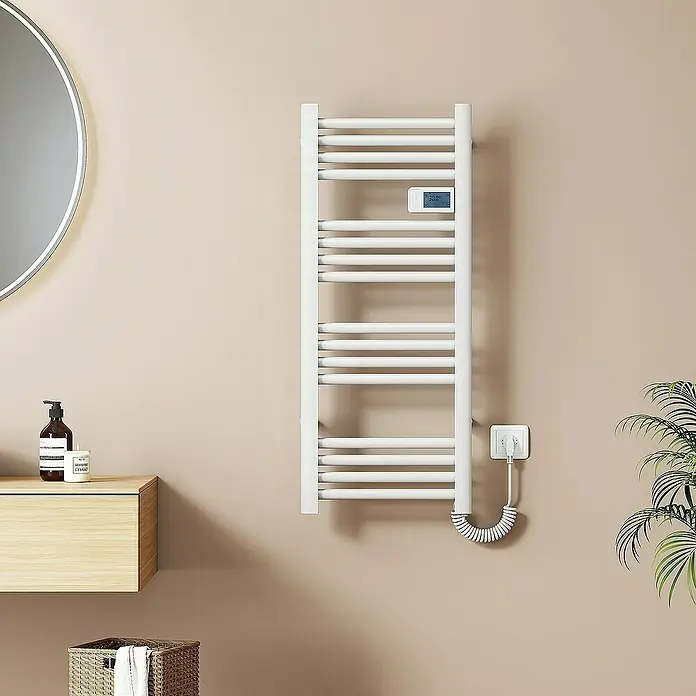 Emke Elektro-Badheizkörper Smart Steuerung Caldo - B x H: 40 x 96 cm - Weißer Handtuchwärmer mit digitaler Anzeige und gewickeltem Kabel, montiert an einer beigen Wand im Badezimmer.