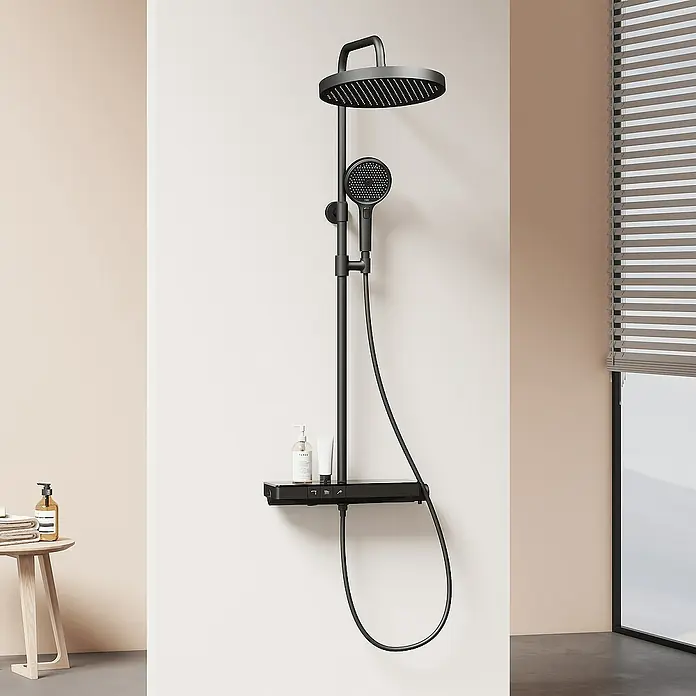 Emke Duschsystem F22 - Mit Thermostatarmatur, Lochabstand: 71,8 cm, Anzahl Strahlarten: 3 Stk., Schwarz - Das Bild zeigt eine stilvolle, schwarze Duschgarnitur mit Kopf- und Handbrause, montiert an einer hellen Wand. Elegantes Design fürs Badezimmer.
