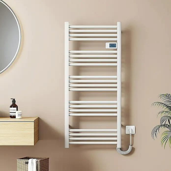 Emke Elektro-Badheizkörper Smart Steuerung Caldo - B x H: 54 x 120 cm - Nahaufnahme eines weißen, beheizten Handtuchhalters an einer beigen Wand im Badezimmer, der Komfort und Funktionalität vereint.