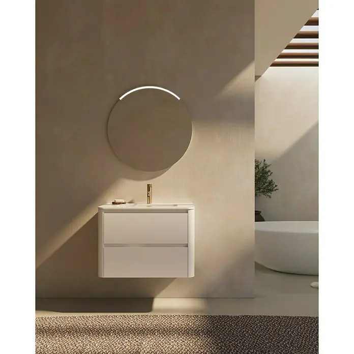 Thebalux Badmöbel-Set Sunny - Gesamtbreite Badmöbel: 81 cm, Matt Weiß, Matt - Modernes Badezimmer-Interieur mit einem schwebenden Waschtisch in Weiß und einem runden Spiegel mit integrierter Beleuchtung.
