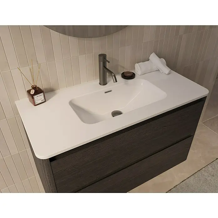 Thebalux Badmöbel-Set Sunny - Gesamtbreite Badmöbel: 101 cm, Chocolate, Matt - Nahaufnahme eines modernen Badezimmers mit einem eleganten Waschtisch, weißem Waschbecken und dunklem Holzunterschrank.