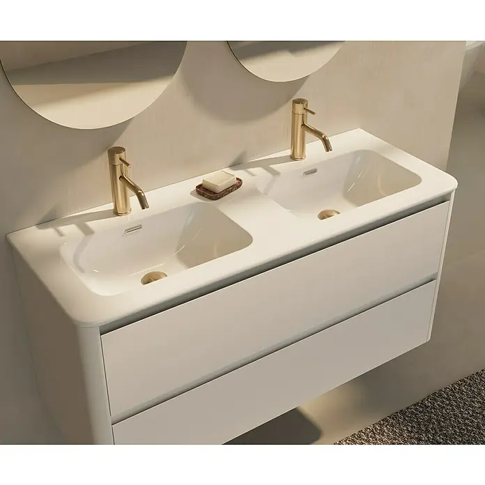 Thebalux Badmöbel-Set Sunny - Gesamtbreite Badmöbel: 121 cm, Matt Weiß, Matt - Doppelwaschtisch mit zwei Armaturen und zwei Becken in einem modernen Badezimmer. Die Waschtischplatte ist weiß, ebenso wie die Unterschränke.
