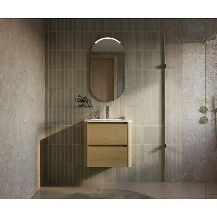 Thebalux Badmöbel-Set Sunny - Gesamtbreite Badmöbel: 61 cm, Blanc, Matt - Elegantes Badezimmer-Interieur mit einem schwebenden Waschtisch aus hellem Holz, einem ovalen Spiegel mit Beleuchtung und stilvollen Armaturen.