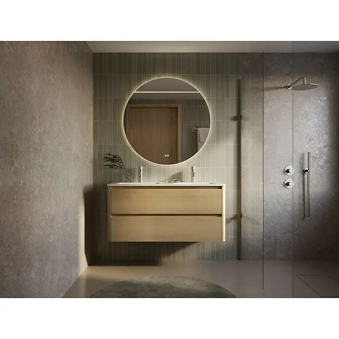 Thebalux Badmöbel-Set Sunny - Gesamtbreite Badmöbel: 121 cm, Blanc, Matt - Das moderne Badezimmer verfügt über einen hellen Holzwaschtisch mit Schubladen und einen runden Spiegel mit integrierter Beleuchtung.