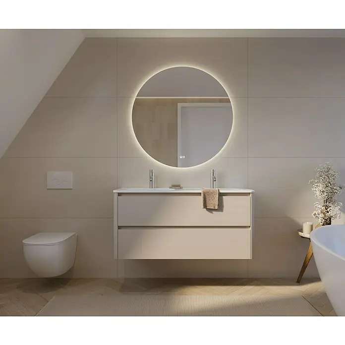 Thebalux Badmöbel-Set Sunny - Gesamtbreite Badmöbel: 121 cm, Sand, Matt - Modernes Badezimmer mit beleuchtetem Spiegel über einem Waschtisch mit Schubladen und einer hängenden Toilette.