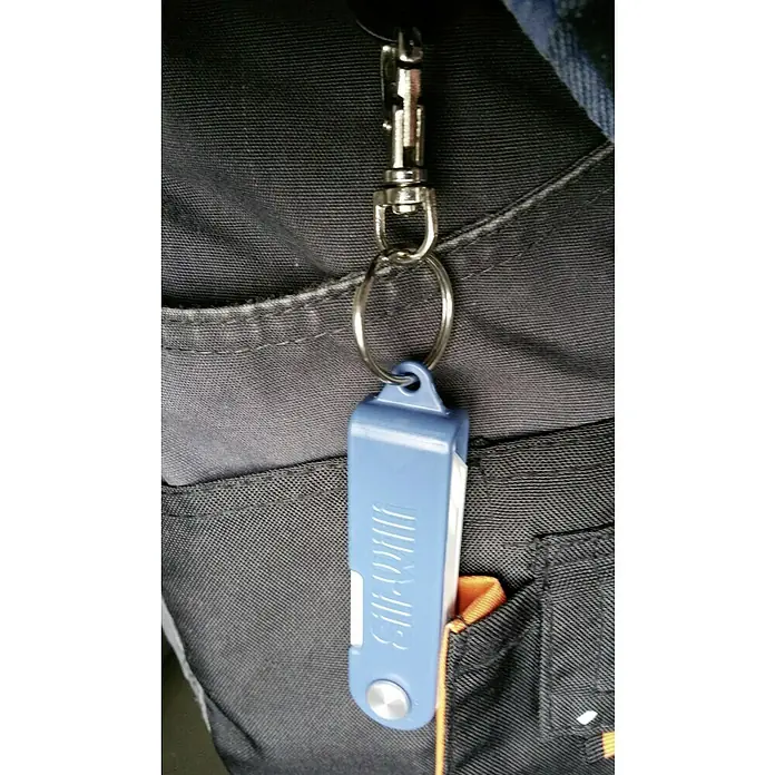 Wisent Fugenglätter Sili-Willi 5 in 1 - Kunststoff - Nahaufnahme eines blauen Slim Wallet-Kartenhalters, der an einem Hosenbund mit einem Karabiner befestigt ist.