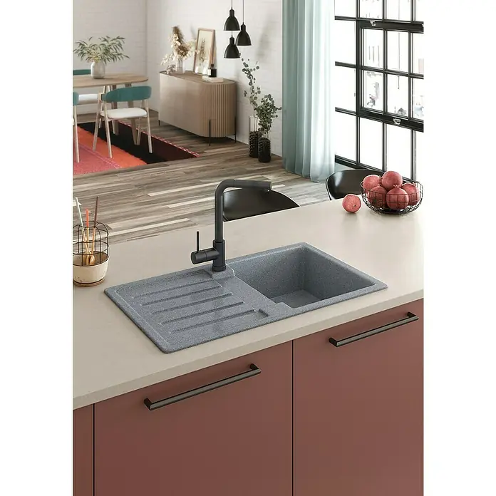 Atron Fregadero encastrable Munich - 49,6 x 85 cm, Material compuesto, Metal - Fregadero de cocina gris con escurridor y grifo negro, instalado en encimera sobre armarios rosas.
