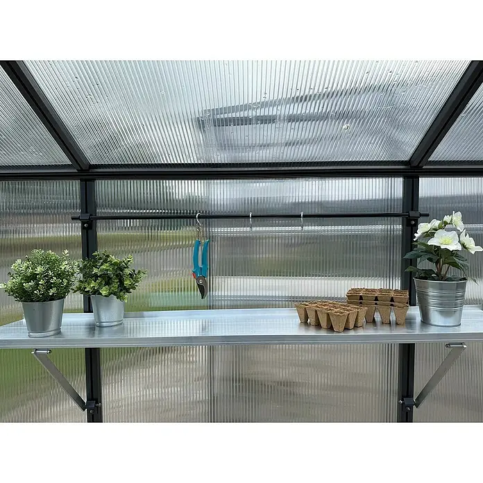 KGT Werkzeughalter - Geeignet für: Gewächshaus - Gewächshaus-Interieur mit Regal: Pflanzen, Anzuchttöpfe und Gartenschere ordentlich platziert. Ideal für Hobbygärtner.