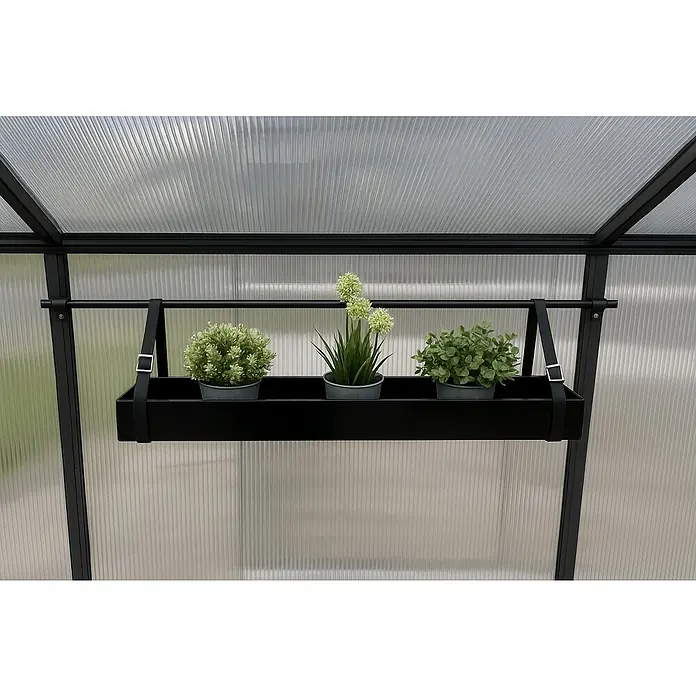 KGT Gewächshaus-Regal - 17 x 90 x 9 cm, Schwarz - Schwarzer Pflanzkasten mit drei grünen Pflanzen, der mit Riemen an einer Stange in einem Gewächshaus aufgehängt ist.