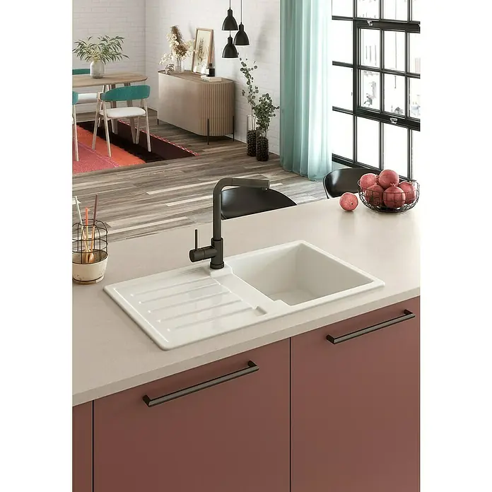 Atron Fregadero encastrable Munich - 49,6 x 85 cm, Material compuesto, Blanco - Una cocina con un fregadero elegante con escurridor y grifo negro, combinado con elegantes armarios de cocina mate en un cálido tono rojo.