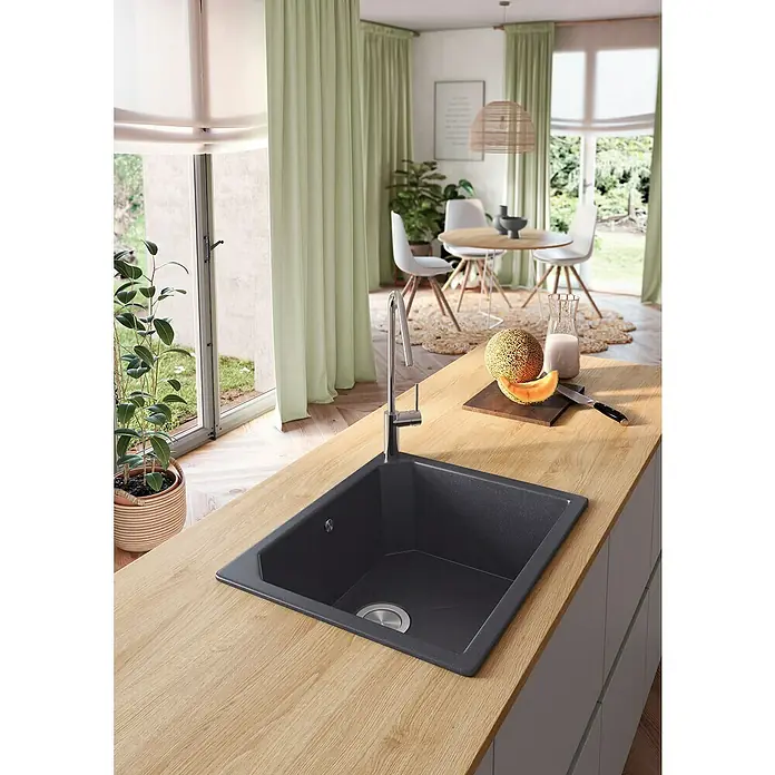 Atron Fregadero encastrable Magma - 48,5 x 59,5 cm, Material compuesto, Negro - Elegante fregadero de cocina en antracita oscuro. El diseño moderno del fregadero se integra perfectamente en la superficie de madera clara.