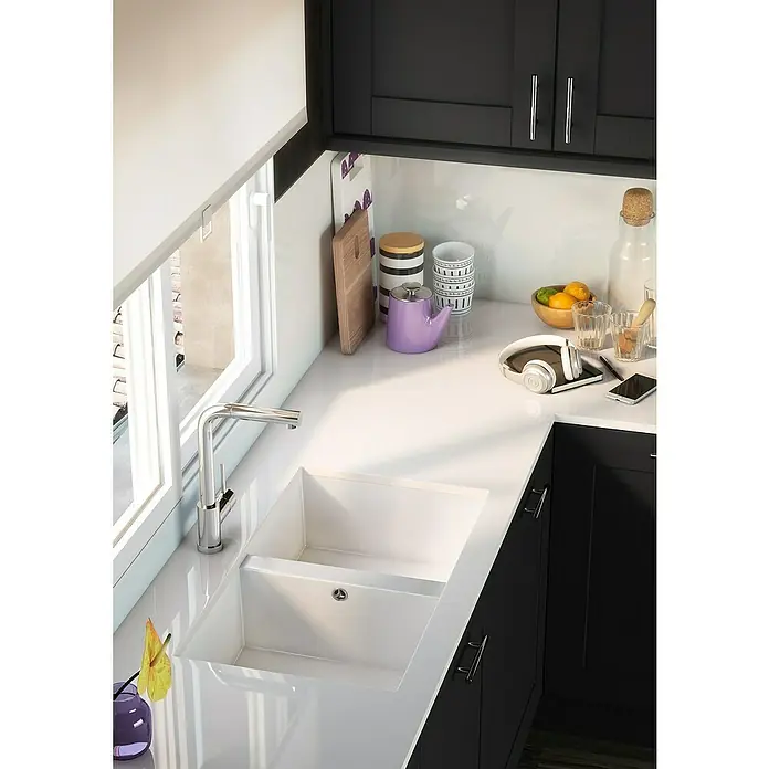 Atron Fregadero encastrable Colonia - 42,5 x 74,5 cm, Material compuesto, Blanco mate - Detalle de una cocina moderna con fregadero, grifo, encimera y utensilios, con armarios negros al fondo, ambiente elegante.