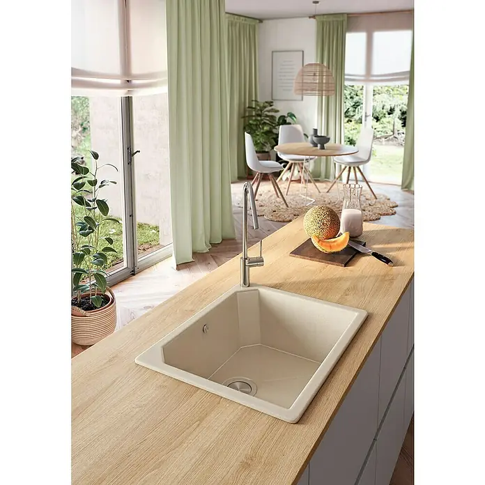 Atron Fregadero encastrable Magma - 48,5 x 59,5 cm, Material compuesto, Crema, Brillante - Un fregadero de cocina moderno hecho de gres claro con un grifo elegante, incrustado en una encimera de madera clara, creando un ambiente cálido y acogedor.
