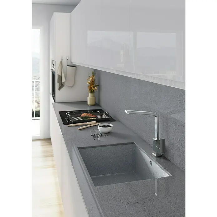 Atron Fregadero encastrable Essen - 43,6 x 54,6 cm, Material compuesto, Metal, Brillante - Primer plano de un fregadero de cocina moderno hecho de piedra de cuarzo gris con un grifo angular elegante y un fregadero de líneas limpias.