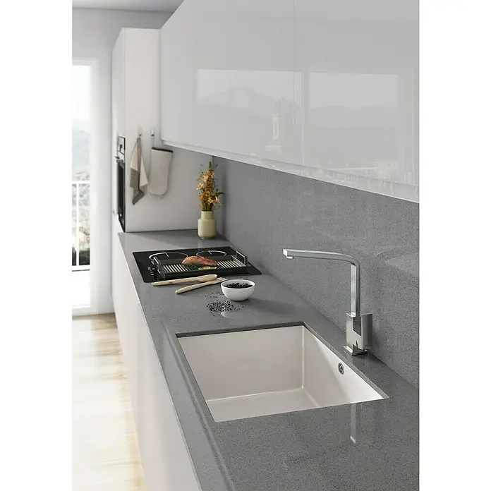 Atron Fregadero encastrable Essen - 43,6 x 54,6 cm, Material compuesto, Blanco, Mate - Una cocina moderna con una encimera gris, un fregadero blanco y un grifo elegante, con accesorios de cocina en el mostrador.