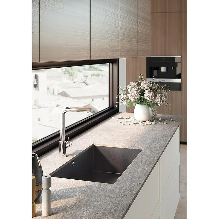 Atron Fregadero encastrable Stuttgart - 43 x 74 cm, Material compuesto, Negro, Mate - Fregadero de cocina gris con grifo y ventana al fondo. Diseño elegante para cocinas modernas, combinando funcionalidad y estilo.