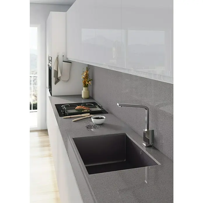 Atron Fregadero encastrable Essen - 43,6 x 54,6 cm, Material compuesto, Negro, Mate - Fregadero de cocina de piedra oscura con un moderno grifo cromado. La encimera es del mismo material, lo que le da un aspecto elegante y moderno.