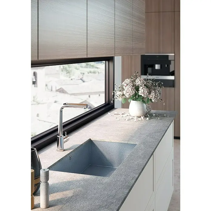 Atron Fregadero encastrable Stuttgart - 43 x 74 cm, Material compuesto, Metal, Mate - Primer plano de un fregadero de cocina moderno con grifo y vista de ventana, diseñado con estilo y funcionalidad.