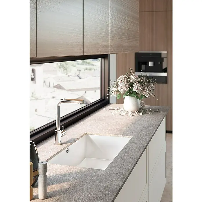 Atron Fregadero encastrable Stuttgart - 43 x 74 cm, Material compuesto, Blanco, Mate - Cocina equipada con fregadero y grifo frente a la ventana. Diseño elegante con encimera de piedra y armarios blancos.