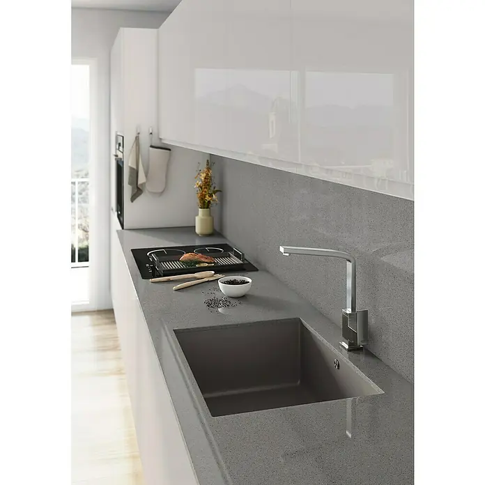 Atron Fregadero encastrable Ocean - 43,6 x 54,6 cm, Cemento, Brillante - Una cocina moderna con una encimera gris, un fregadero oscuro y un elegante grifo cromado. ¡Fregadero de cocina perfecto!
