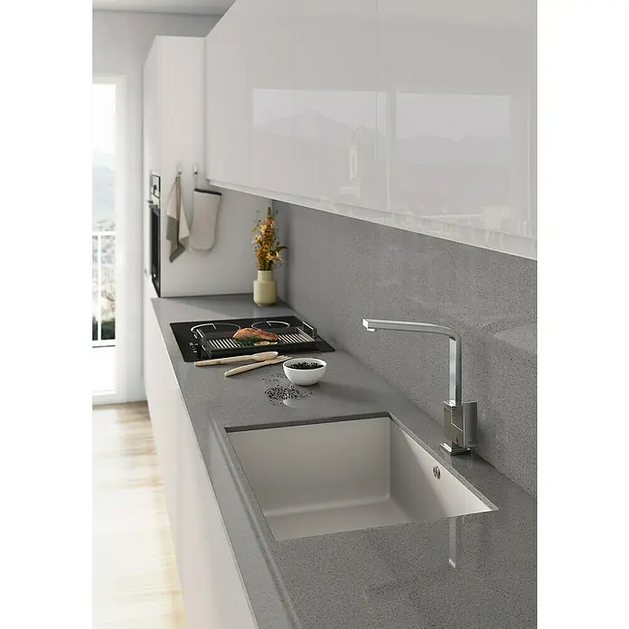 Atron Fregadero encastrable Ocean - 43,6 x 54,6 cm, Seda, Brillante - Una cocina moderna con una encimera gris, un fregadero y un elegante grifo cromado que combina funcionalidad y estilo.