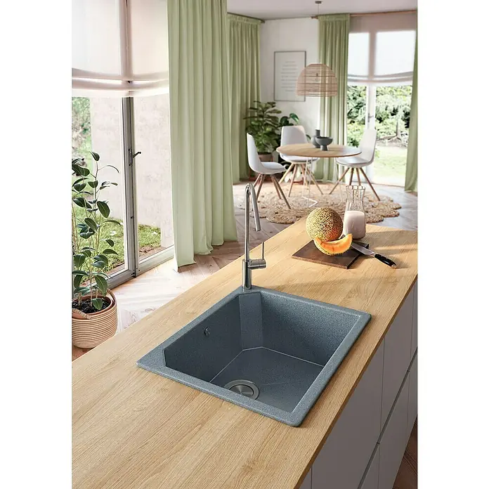 Atron Fregadero encastrable Magma - 48,5 x 59,5 cm, Material compuesto, Gris, Brillante - Primer plano de un fregadero de cocina moderno de granito encastrado en una encimera de madera clara, completo con grifo y melón.