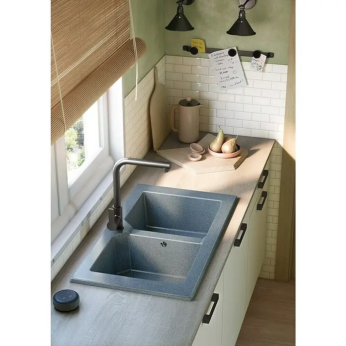 Atron Fregadero encastrable Wing - 51,5 x 91 cm, Material compuesto, Gris - Primer plano de un fregadero de cocina moderno de compuesto gris con grifo a juego, combinando funcionalidad y estilo.