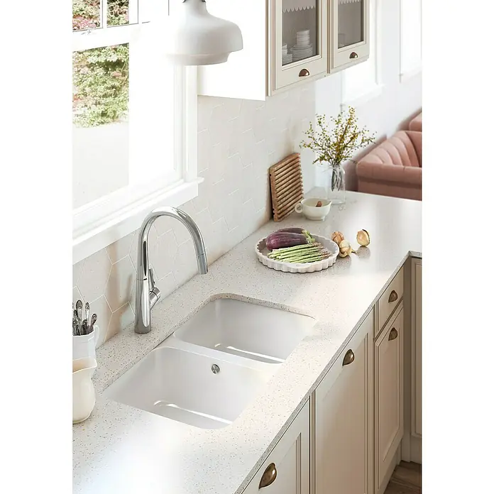 Atron Fregadero encastrable Block - 43,6 x 76 cm, Material compuesto, Blanco - Elegante doble fregadero de cerámica blanca con un elegante grifo cromado, incrustado en una encimera de cocina ligera que desprende funcionalidad moderna.