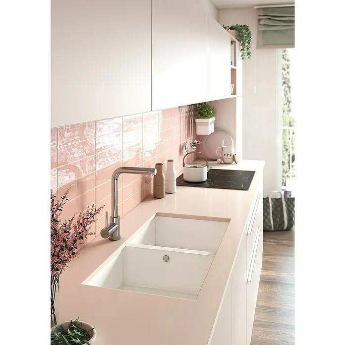 Atron Fregadero encastrable Delta - 43 x 85 cm, Material compuesto, Número de cubetas: 2 ud., Blanco, Mate - Cocina moderna y luminosa con doble fregadero y grifo elegante sobre azulejos rosas, complementada con fogones y decoración sencilla.
