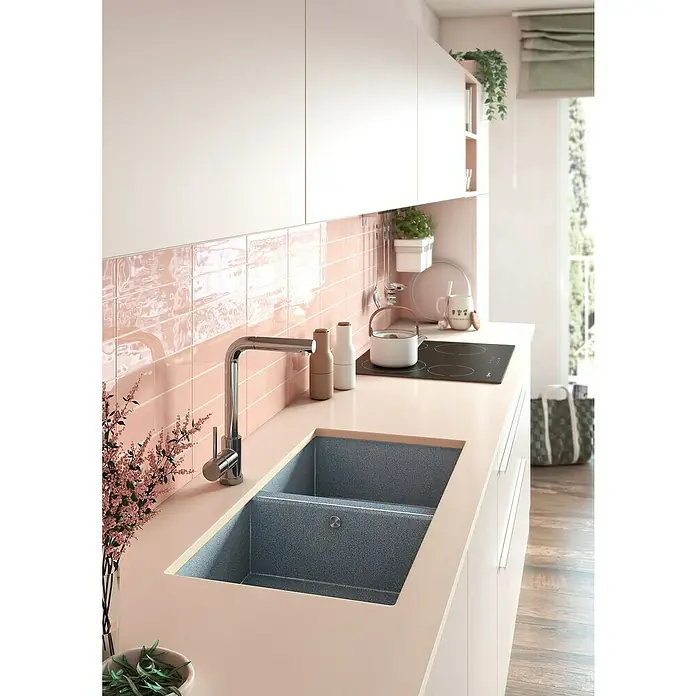 Atron Fregadero encastrable Delta - 43 x 85 cm, Material compuesto, Número de cubetas: 2 ud., Gris, Brillante - Fregadero de cocina encastrado con grifo cromado y salpicadero rosa. El diseño limpio incluye gabinetes modernos, que complementan el espacio.