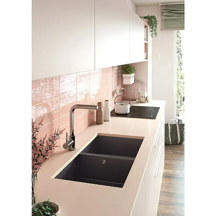 Atron Fregadero encastrable Delta - 43 x 85 cm, Material compuesto, Número de cubetas: 2 ud., Negro, Mate - Diseño de cocina moderno con un elegante fregadero doble antracita y grifo elegante. Los azulejos rosas añaden calidez al espacio.