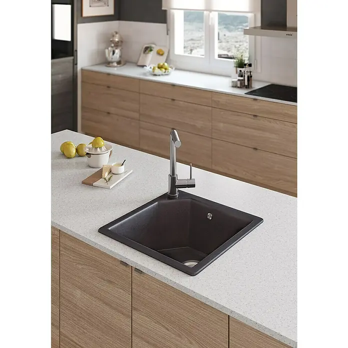 Atron Fregadero encastrable Gea - 47,5 x 47,5 cm, Material compuesto, Negro, Mate - Primer plano de una cocina moderna con un fregadero cuadrado oscuro y un grifo sobre una encimera clara.