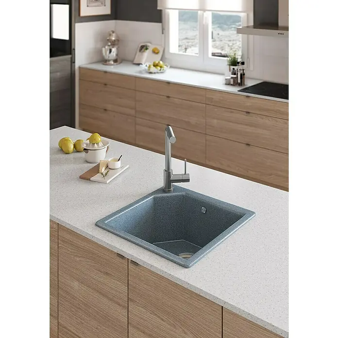 Atron Fregadero encastrable Gea - 47,5 x 47,5 cm, Material compuesto, Gris, Mate - Fregadero de cocina con grifo en una cocina moderna. El diseño elegante se integra perfectamente en el ambiente de la cocina.